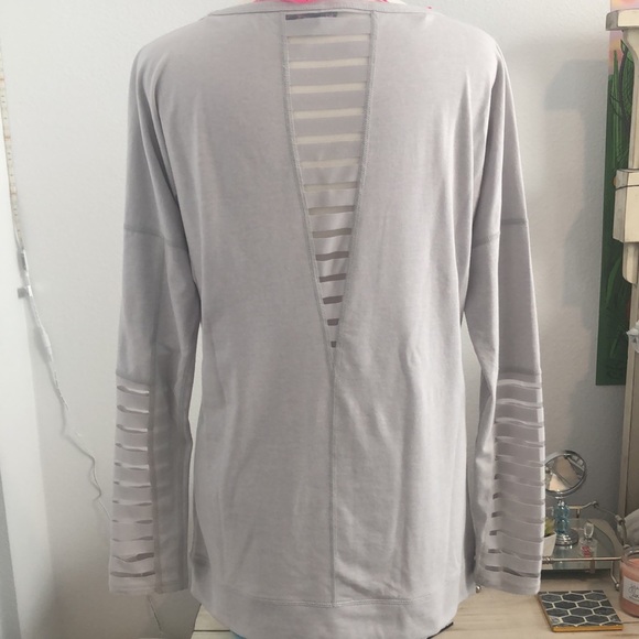 Betsy Johnson light gray long sleeve comfy shirt with lots of detail. Sz XS.EUC - Picture 2 of 10